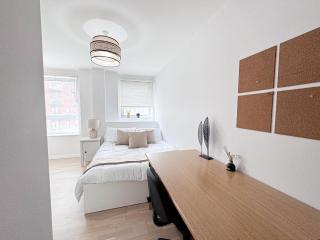 City Centre Flat - Business Stays - Free Parking - Leeds - 2