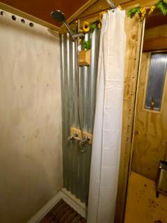 1 Bed Cabin - Sleeps 2 - HotTub - Parking - Garden - 2