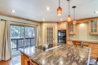 1 Mi to Ski Resort South Lake Tahoe Townhome - South Lake Tahoe - 2