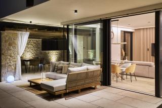 SalvatoreHomes - Luxury in the Centre of Bardolino with Private Jacuzzi & Direct Access to Infinity Pool - Casa Olivia - a 5 Star Luxury Collection at Lake Garda - 3