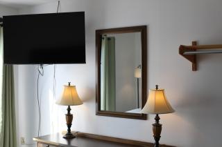 Bridge Inn Tomahawk - Suite 201, Kitchen, Hot Tub, Fireplace, Balcony, River View - 7