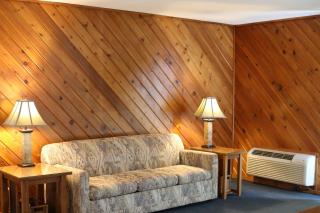 Bridge Inn Tomahawk - Suite 201, Kitchen, Hot Tub, Fireplace, Balcony, River View - 5