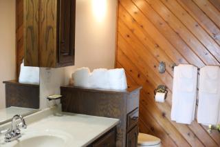 Bridge Inn Tomahawk - Suite 201, Kitchen, Hot Tub, Fireplace, Balcony, River View - 6