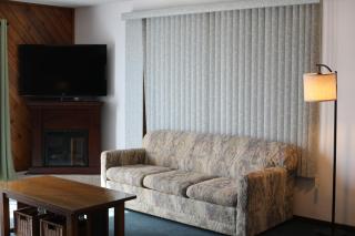 Bridge Inn Tomahawk - Suite 201, Kitchen, Hot Tub, Fireplace, Balcony, River View - 4