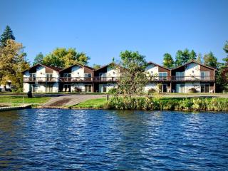 Bridge Inn Tomahawk - Suite 201, Kitchen, Hot Tub, Fireplace, Balcony, River View - Tomahawk - 8