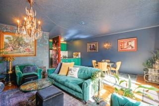 Chic Central Apt with Free Parking by Custom Bnb Hosting - 6