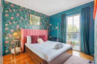Chic Central Apt with Free Parking by Custom Bnb Hosting - 0