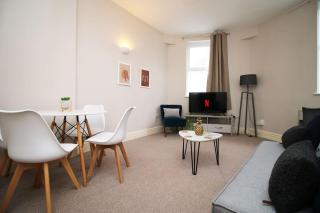 Central 2 Bedroom Apartment, 5 Guests Welcome, Free Off-Peak Parking - Bristol - 1
