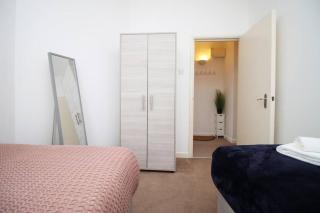 2 Bedroom City Apartment - 20mins Walk to Cabot Circus, With Free Wi-Fi & Off-Peak Parking Included - 1