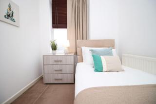 2 Bedroom City Apartment - 20mins Walk to Cabot Circus, With Free Wi-Fi & Off-Peak Parking Included - 1