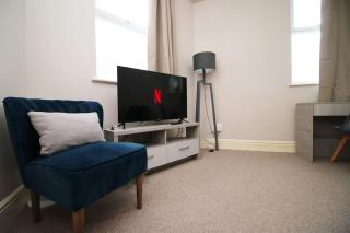 2 Bedroom City Apartment - 20mins Walk to Cabot Circus, With Free Wi-Fi & Off-Peak Parking Included - 2