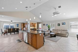 Coastal Haven Stylish Getaway in Marco Island - Marco Island - 1