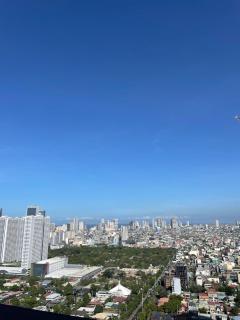 Condo in Makati with Fast WiFi, Free Pool, Netflix and Own Balcony - 2