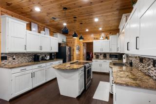 Broken Bow Family Cabin with Private Hot Tub! - Stephens Gap - 2