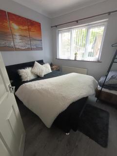 Lister Park Bradford 2bed Detached Cottage House Parking Cinema Screen Games Room - 4