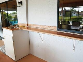 Cozy Retreat, heated pool, water canal, bikes,3 bedroom - Cape Coral - 2