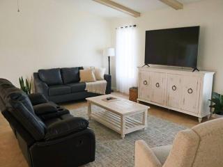 Cozy Retreat, heated pool, water canal, bikes,3 bedroom - Cape Coral - 1