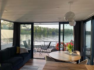 Modernes festliegendes Hausboot mit großzügiger Dachterrasse und Ruderboot - Röbel - 7