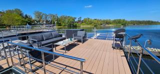 Modernes festliegendes Hausboot mit großzügiger Dachterrasse und Ruderboot - Röbel - 8