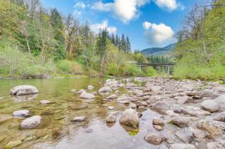 Riverfront Skykomish Cabin with Private Hot Tub! - Skykomish - 9
