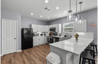 Retreat to a Brand-New Downtown Home 4BR3BA - San Antonio - 1