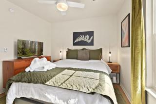 Easy E-0 3 MI Walk to DT & Momentary - 6