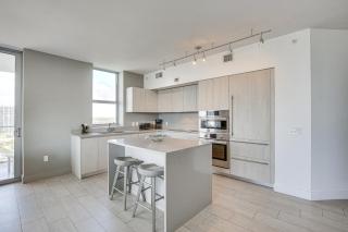 Walk to Hollywood Beach Upscale 16th-Floor Condo - 3