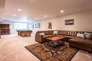 Luxurious 4BR Retreat - Pool Table & Chic Amenities - 8