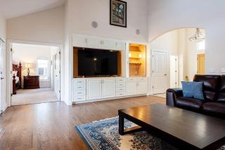 Luxurious 4BR Retreat - Pool Table & Chic Amenities - 2