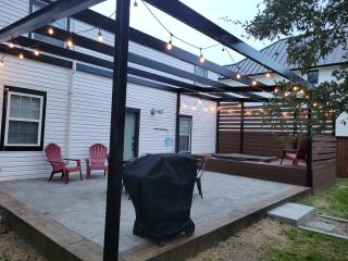 Simply Get-A-Waco- HOT TUB, Sleeps 10, 5-min Walk to Silos & Downtown Waco - Waco - 9