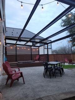 Simply Get-A-Waco- HOT TUB, Sleeps 10, 5-min Walk to Silos & Downtown Waco - Waco - 5