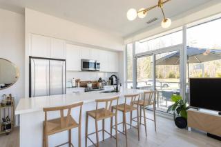 Chic 2BR with Patio - Pool - Hot Tub - BBQ - Friday Harbour - Innisfil - 0