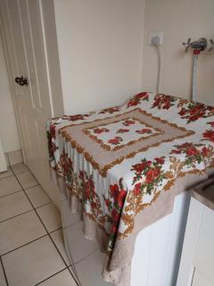 Red Cottage FEMALE ONLY BUDGET STAYS with bedroom plus private kitchenette room - Harristown - 4