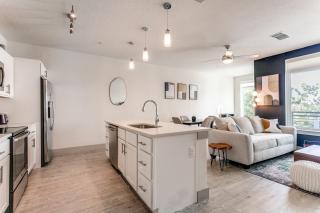 Stylish Condo facing Riverwalk with Free Parking Pet Friendly Centrally Located on the Riverwalk - San Antonio - 7