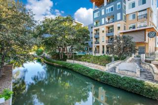 Stylish Condo facing Riverwalk with Free Parking Pet Friendly Centrally Located on the Riverwalk - San Antonio - 1