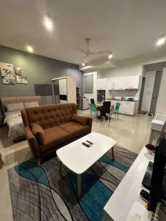 cozy cybersqaure with wifi free parkin & netflix109 - 8