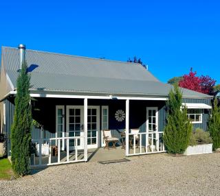 Amberlea Homestead & Cottage - - 4