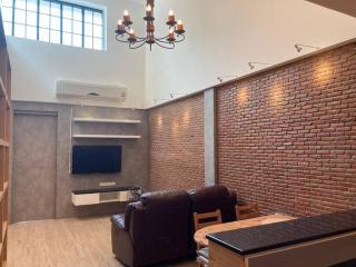 Entire guest house family friendly duplex in the city - Pom Prap - 0