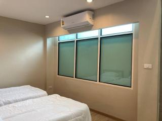 Entire guest house family friendly duplex in the city - Pom Prap - 2