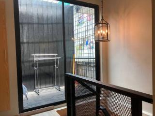 Entire guest house family friendly duplex in the city - Pom Prap - 1