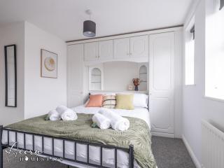 Spacious 3 bed with outdoor games room & private parking - 4