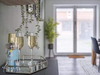 Spacious 3 bed with outdoor games room & private parking - 6