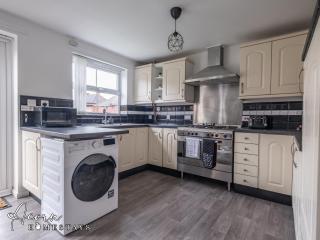 Spacious 3 bed with outdoor games room & private parking - 7