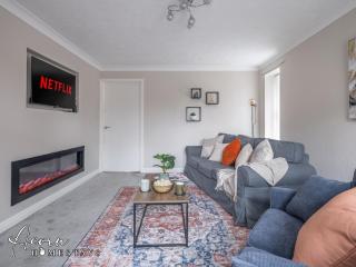 Spacious 3 bed with outdoor games room & private parking - 8
