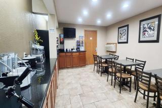 Super 8 by Wyndham Newton - 1