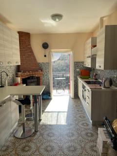 Beautiful Open Plan Studio Apartment with a fantastic balcony view - - 7