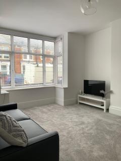 Iris Home in Southsea FREE street parking and pets welcome - 4