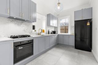 Perfect 2BR Harbour View Apartment - Sydney - 8