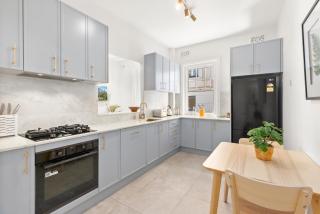 Family Friendly 2BR Apartment w/Seaview Balcony - Sydney - 1