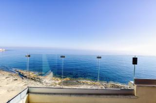 Beautiful 3BR Seafront Apt with Balcony in Sliema by 360 Estates - Sliema - 3